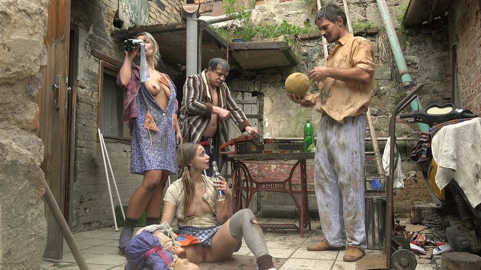 Отец ебет пьяную запуганную дочь в грязном сарае (+порно фото)