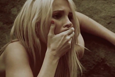 Голая блондинка Джеки Холланд убегает от психа (Монстры в лесу)