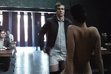 Лоуренс оголяется на публике в фильме Красный воробей